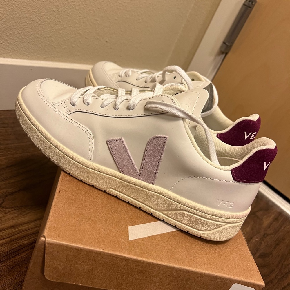 Women’s VEJA v-12 magenta